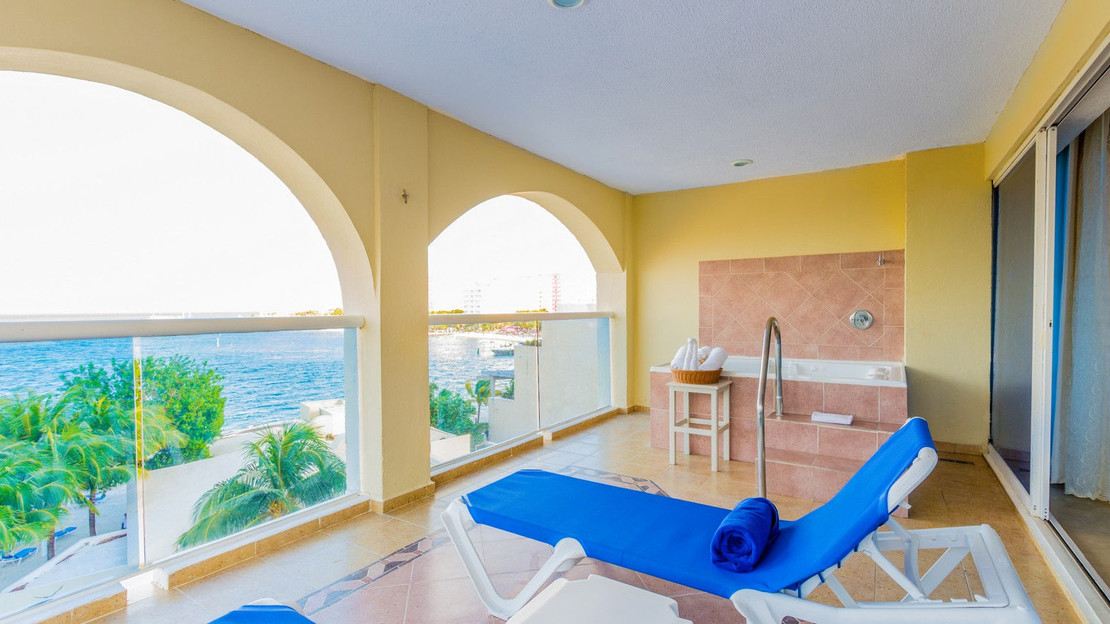 Junior Suite Sea Front View with Hot Tub